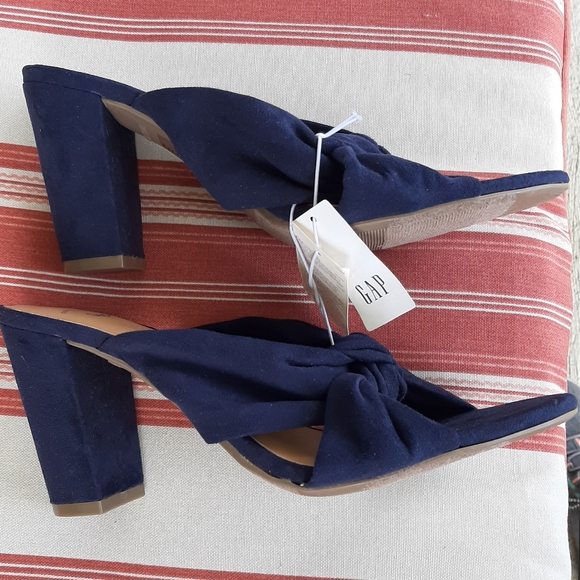 NWT Gap sandals with heel - Picture 5 of 5